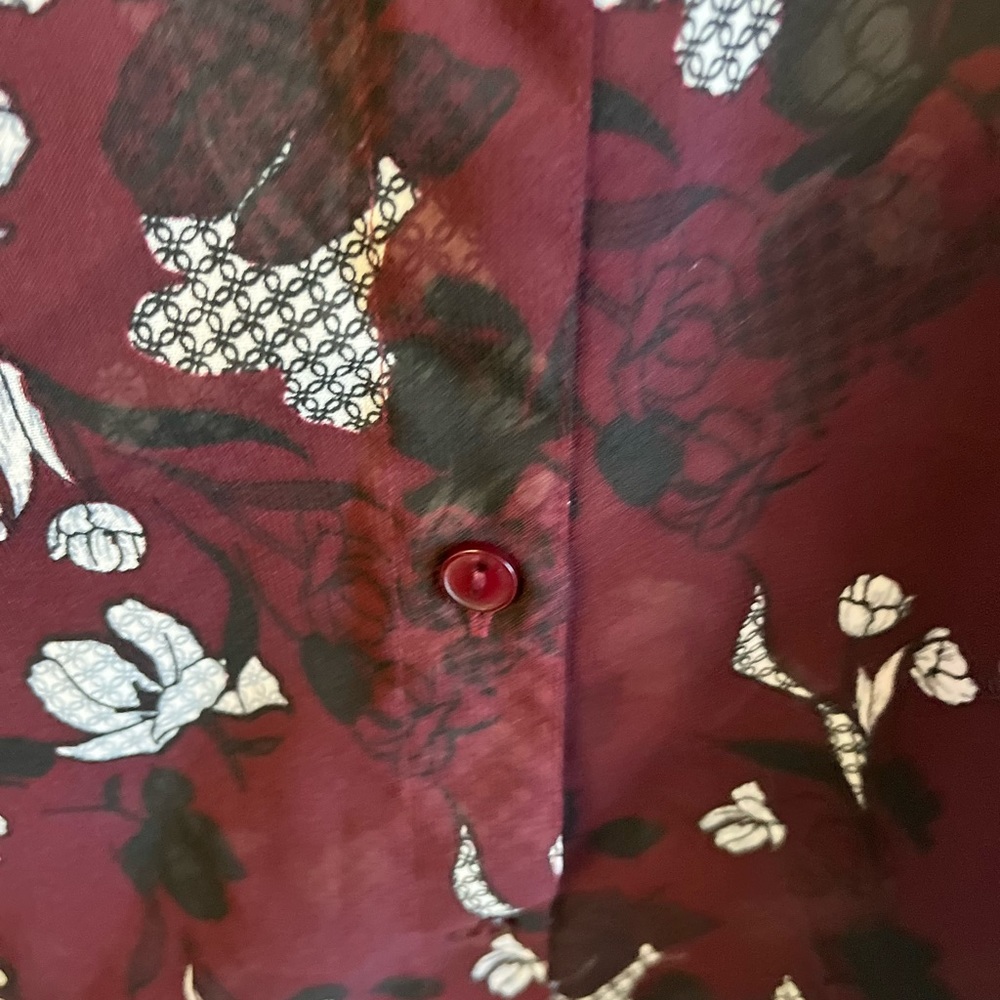 Burgundy Floral Top 1X. Like New - Picture 6 of 6